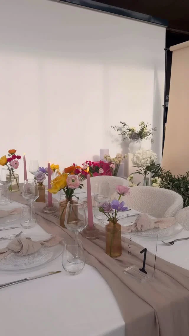 P R O B E T I S C H✨

Kommt bei uns im Lager vorbei und kreiert euren eigenen Tisch für eure Hochzeit.
Wir können hier variieren mit mehreren Tischdecken, Servietten, Vasen, Kerzenhaltern und noch vieles mehr. 

Vereinbart jetzt einen Termin mit uns. 
Wir freuen uns auf euch 💗

#weddinginspiration #weddingdecor #dekoverleih #glassandglory